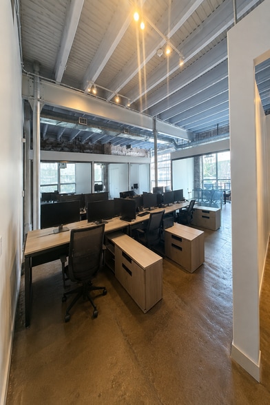 More Photos Of 1625-1627 Oak St, Kansas City Storefront Retail Office For Lease