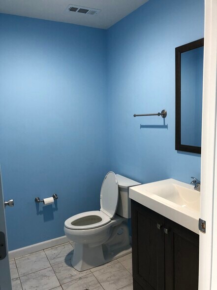 More Photos Of 208 W Front St, Alda Storefront Retail Office For Lease