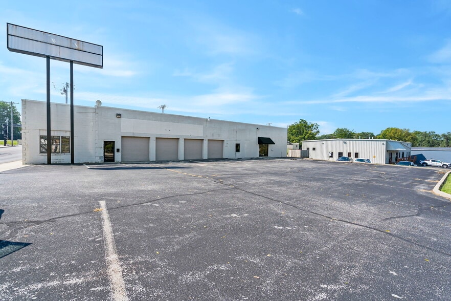 More Photos Of 215 N Grant Ave, Springfield Light Distribution For Lease