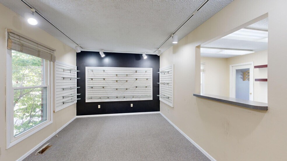 More Photos Of 3130 N Woodford St, Decatur Freestanding For Lease