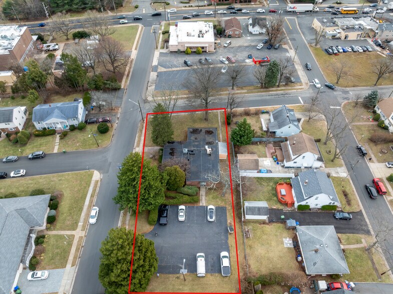 More Photos Of 18 Sheppard Pl, Edison Office For Lease