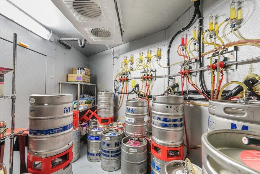 More Photos Of 208 S Green St, Sonora Restaurant For Sale