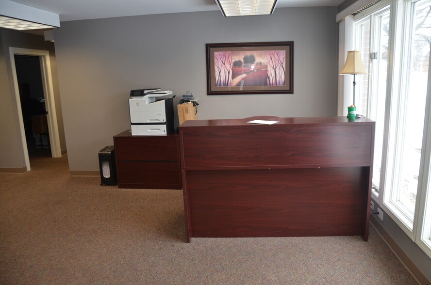 More Photos Of 718 N Bridge St, Yorkville Office For Lease