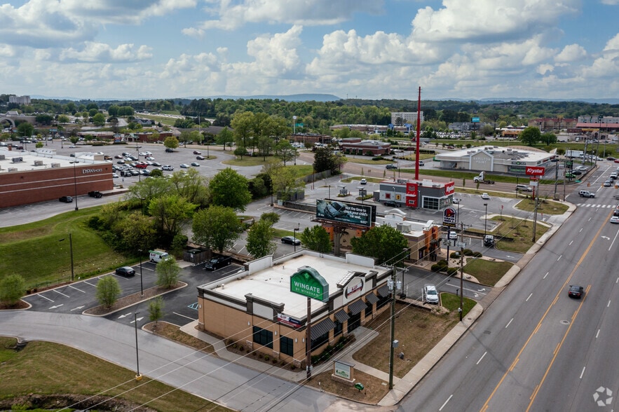 More Photos Of 7308 Shallowford Rd, Chattanooga Storefront Retail Office For Lease