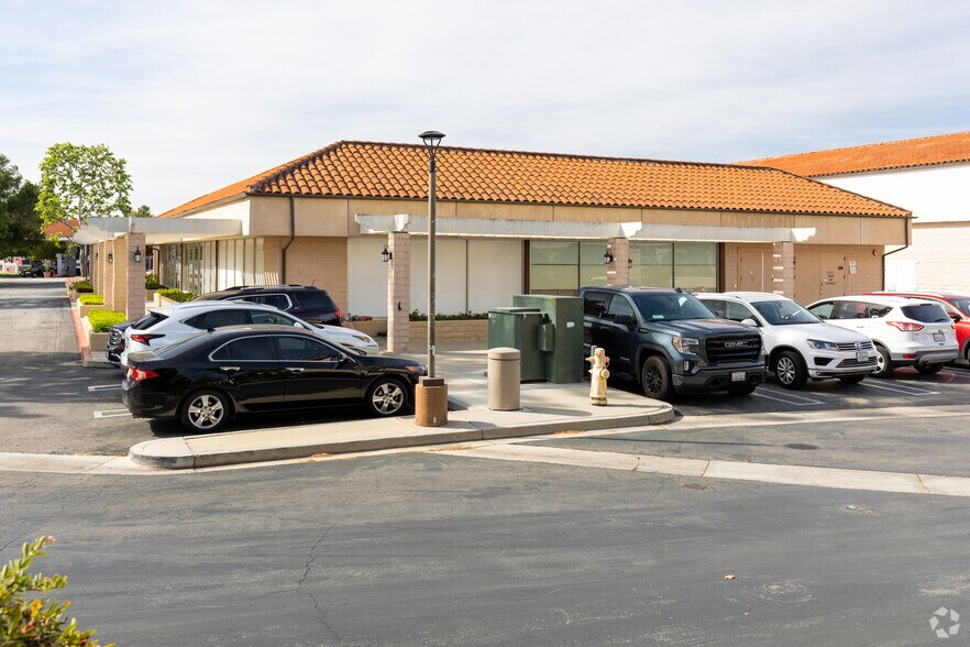 More Photos Of 475 E Avenida de los Arboles, Thousand Oaks Freestanding For Sale