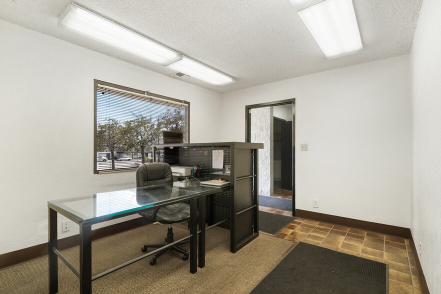 More Photos Of 1301 E Main St, Santa Paula Service For Sale