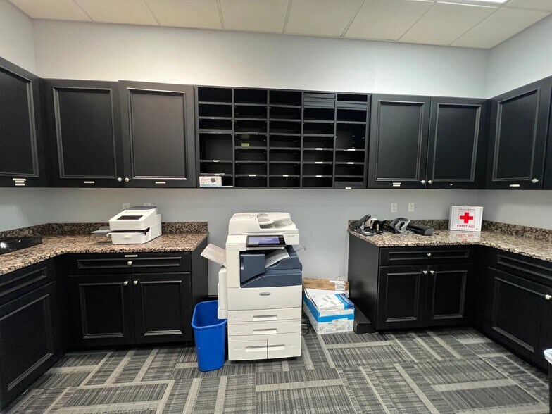 More Photos Of 1074 N Orange Ave, Sarasota Warehouse For Lease