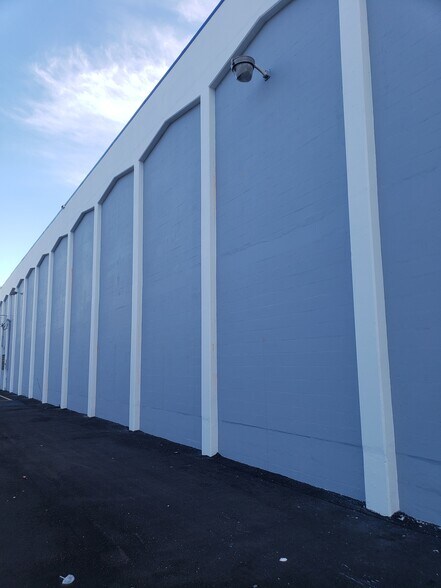 More Photos Of 650 NW 105th St, Miami Warehouse For Lease