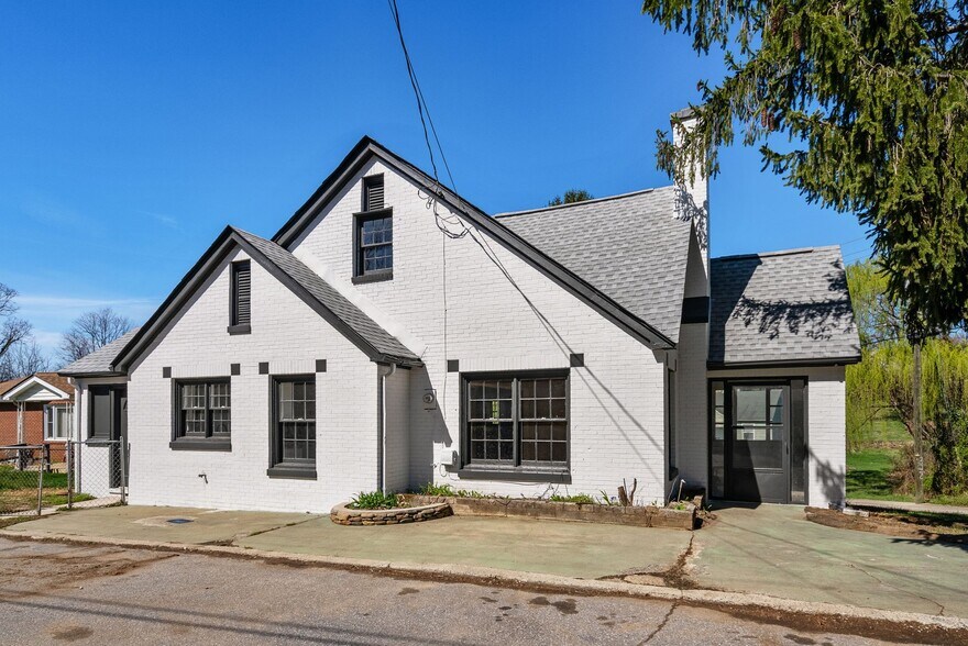 More Photos Of 720 Main st, Canton Bank For Lease