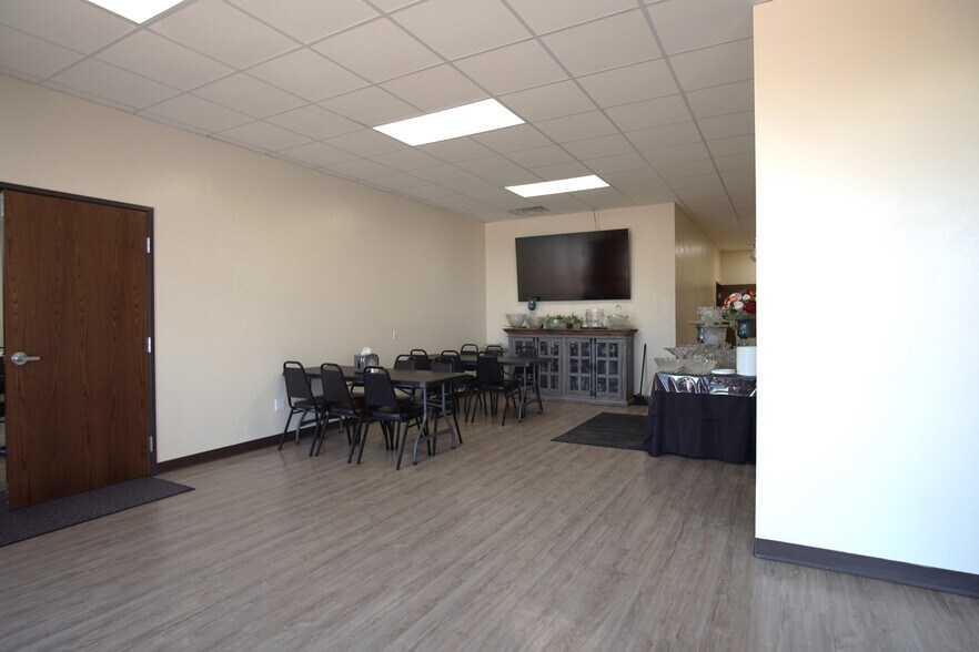 More Photos Of 2990 SE 19th St, Moore Storefront Retail Office For Lease