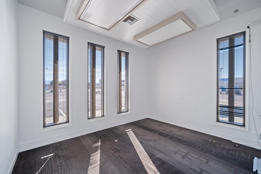 More Photos Of 1755 E Lakeside Dr, Bullhead City Bank For Sale