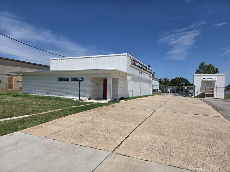Primary Photo Of 1813 N Harrison St, Shawnee Office For Lease