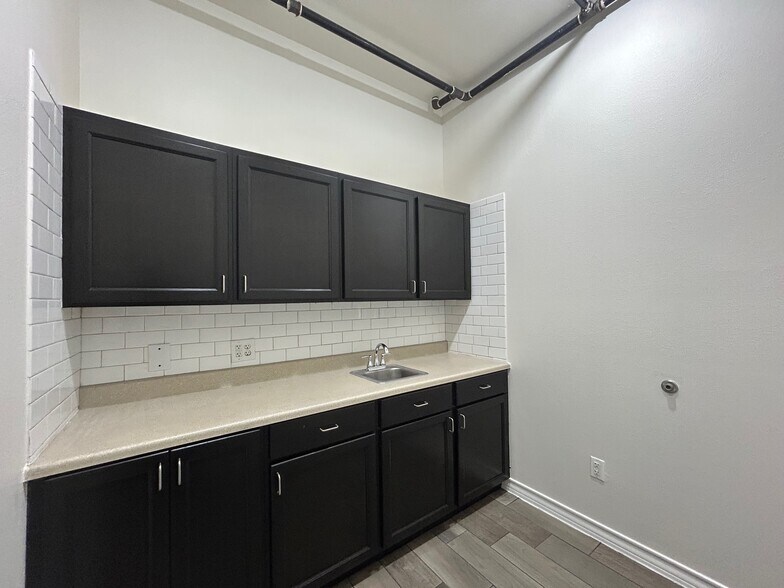 More Photos Of 8218 Casa Verde Rd, Laredo Storefront Retail Office For Lease