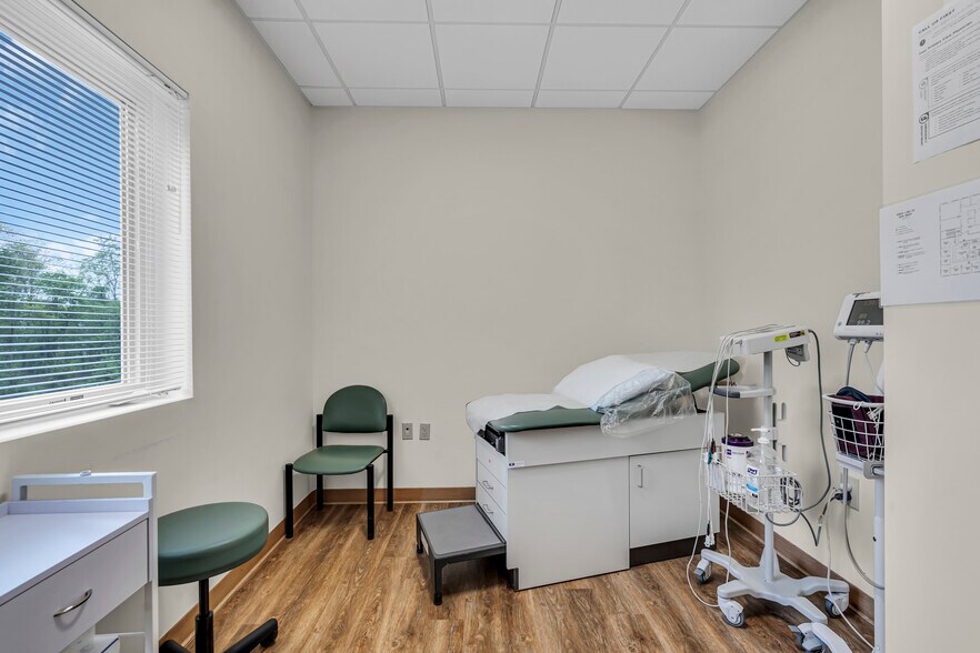 More Photos Of 500 Park Ave, Manalapan Township Medical For Lease