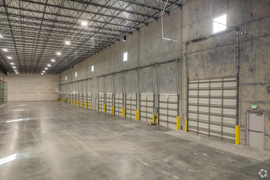 More Photos Of 1203 Thompson Park Dr, Baytown Distribution For Lease