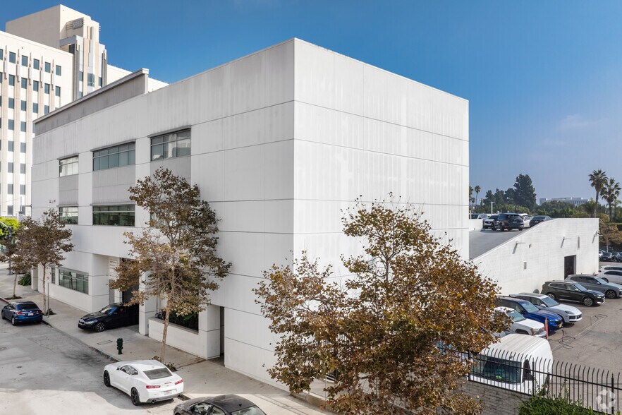 More Photos Of 5070 Wilshire Blvd, Los Angeles Auto Dealership For Lease