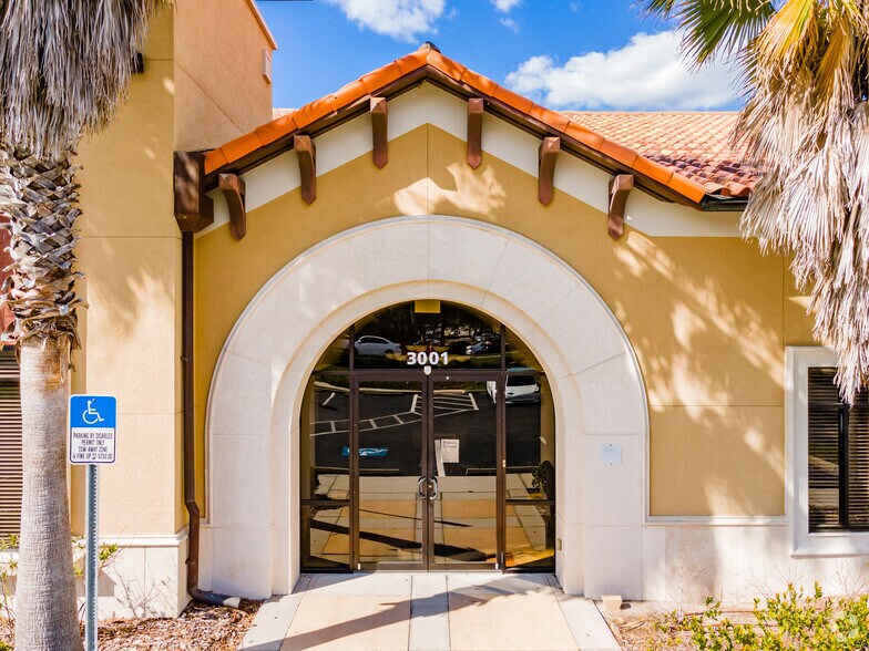 More Photos Of 3001 Cove Bend Dr, Tampa Bank For Lease