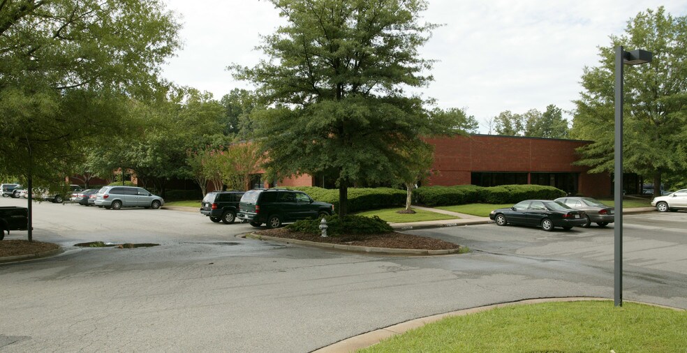 More Photos Of 711 Moorefield Park Dr, Richmond Showroom For Lease