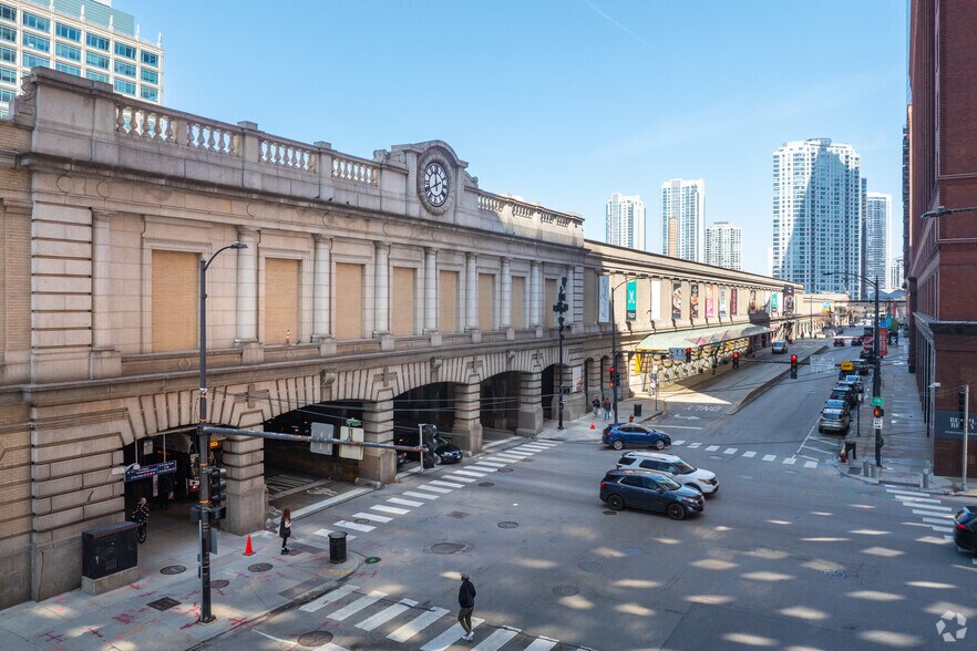 More Photos Of 100-118 N Canal St, Chicago Storefront For Lease