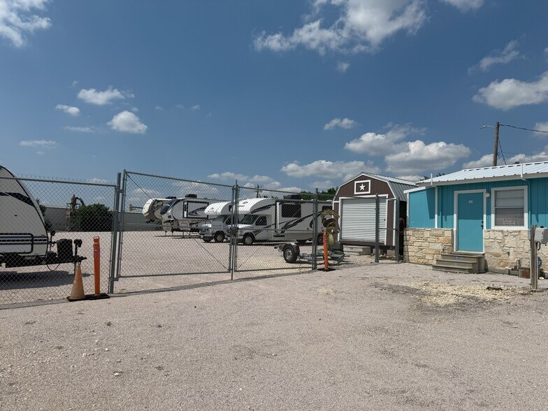 More Photos Of 107 Bailey Ln, Liberty Hill General Retail For Lease