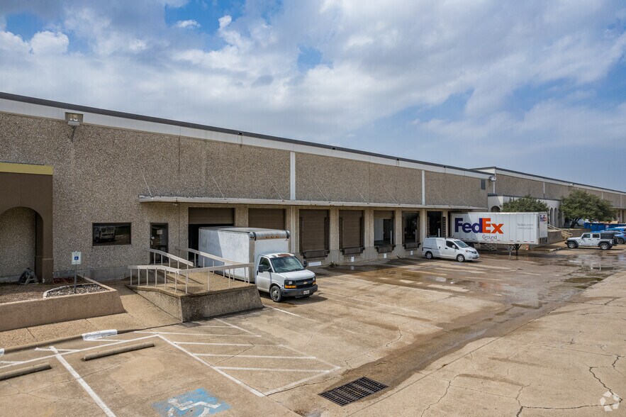More Photos Of 4545 Spring Valley Rd, Farmers Branch Warehouse For Lease