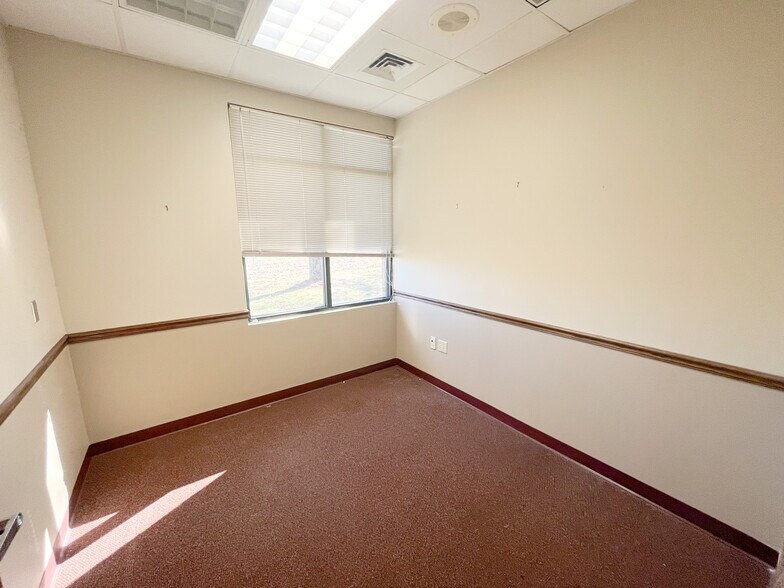 More Photos Of 820 S Illinois Ave, Republic Medical For Lease