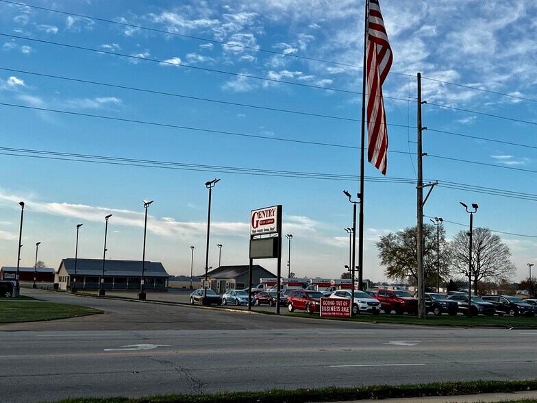 More Photos Of 1719 E Jackson St, Macomb Auto Dealership For Sale