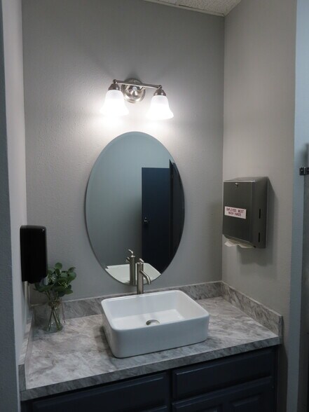 More Photos Of 1636 N Hampton Rd, DeSoto Office For Lease