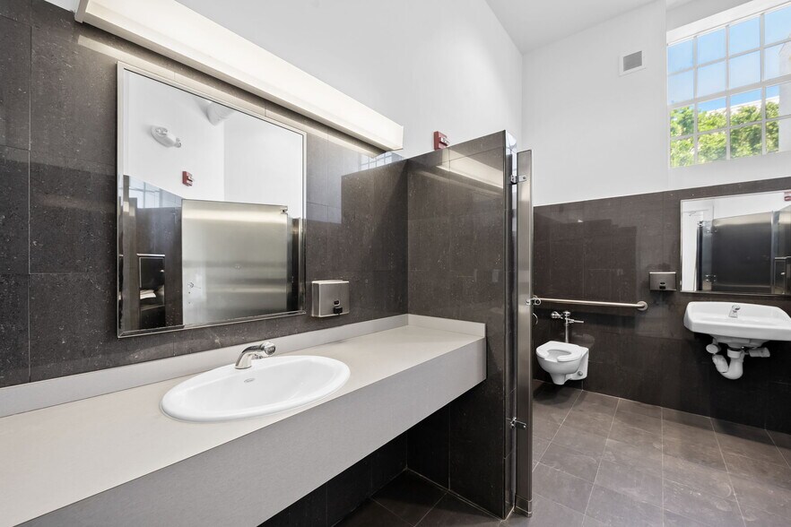 More Photos Of 301 SW 13th Ave, Fort Lauderdale Office For Sale