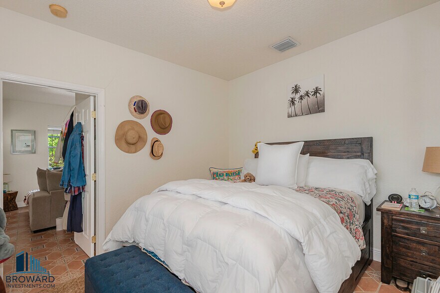 More Photos Of 330 SW 20th St, Fort Lauderdale Multifamily For Sale