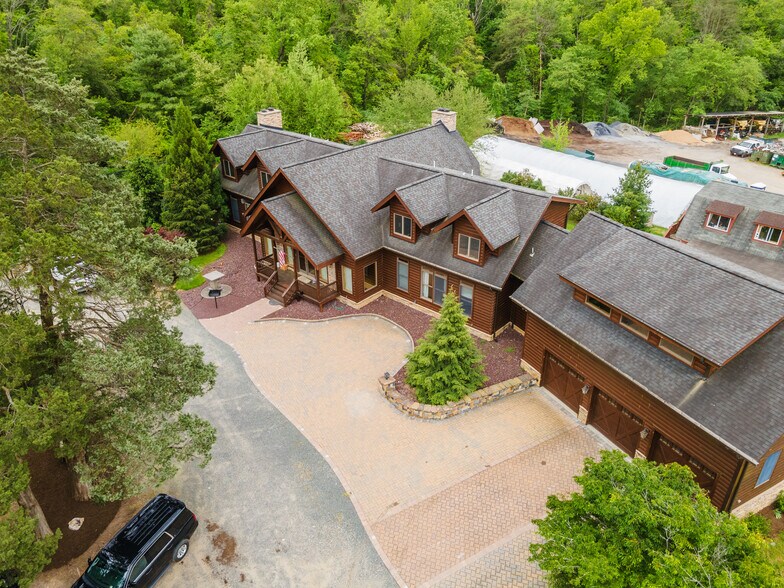 More Photos Of 11501 Popes Head Rd, Fairfax Garden Center For Sale