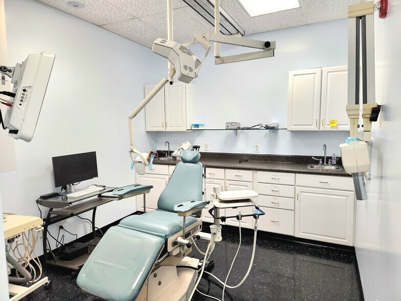 More Photos Of 681 Goodlette Rd N, Naples Medical For Lease