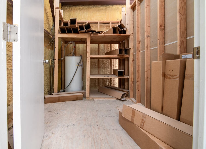 More Photos Of 5206 Beacon Dr, Austin Warehouse For Sale