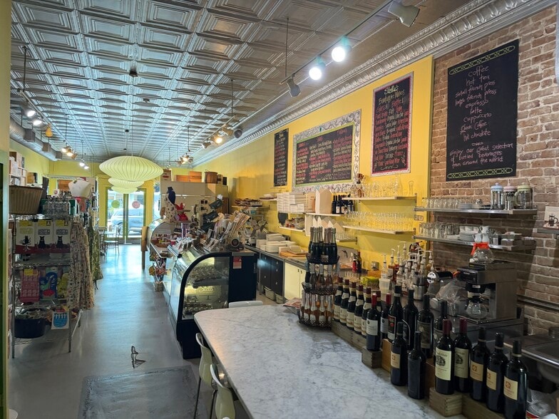 More Photos Of 20 SW Broadway St, Ocala Storefront For Lease