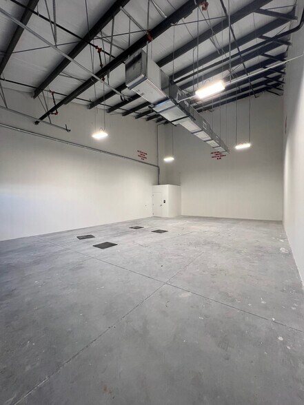 More Photos Of 3939 Tollhouse Dr, Naples Warehouse For Lease