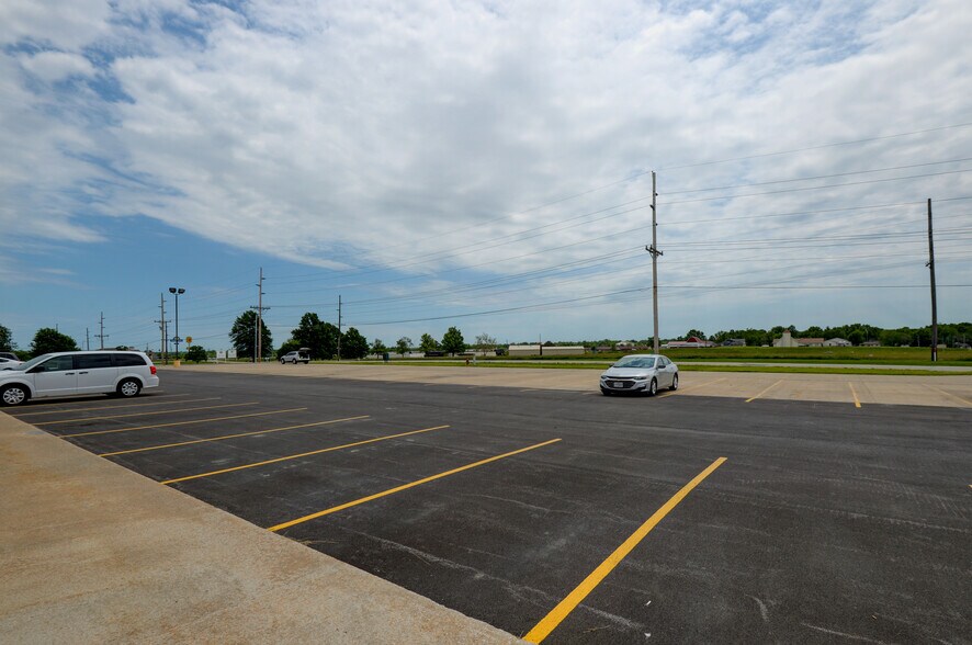 More Photos Of 207 E McElwain Dr, Cameron Office For Sale