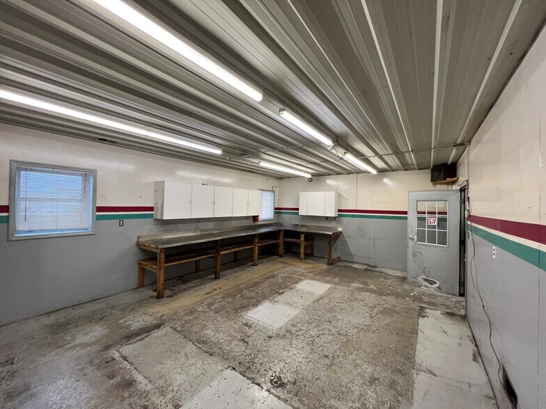 More Photos Of 616A-622 S Main St, Hebron Warehouse For Lease