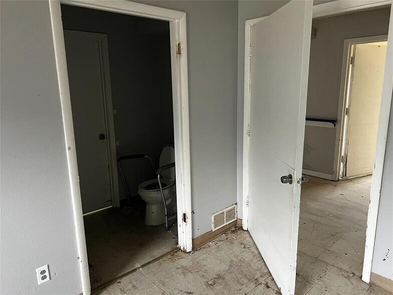 More Photos Of 2200 N Coltrane Rd, Oklahoma City Skilled Nursing Facility For Sale