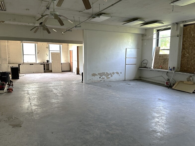 More Photos Of 921 W State St, Rockford Schools For Sale