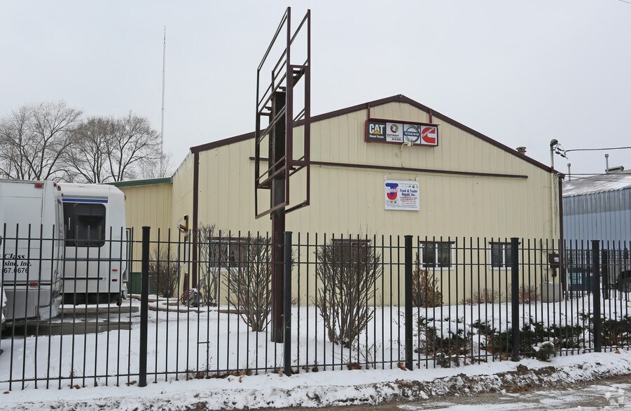 More Photos Of 17620 Chicago Ave, Lansing Service For Lease