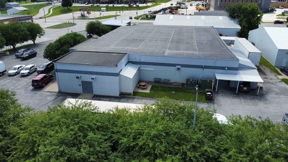 More Photos Of 1112 Chatburn Ave, Harlan Flex For Lease