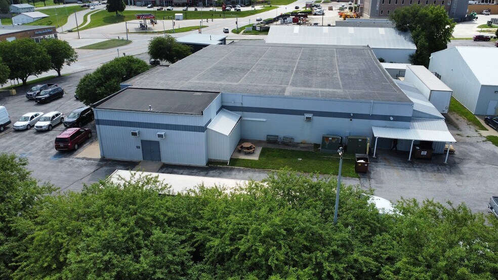 More Photos Of 1112 Chatburn Ave, Harlan Flex For Lease