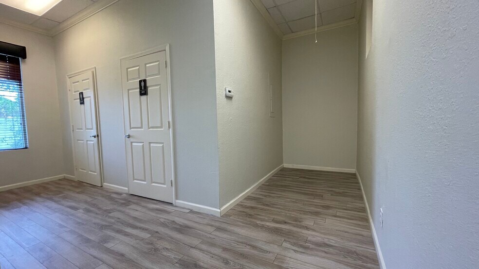 More Photos Of 3459 Pine Ridge Rd, Naples Office For Lease