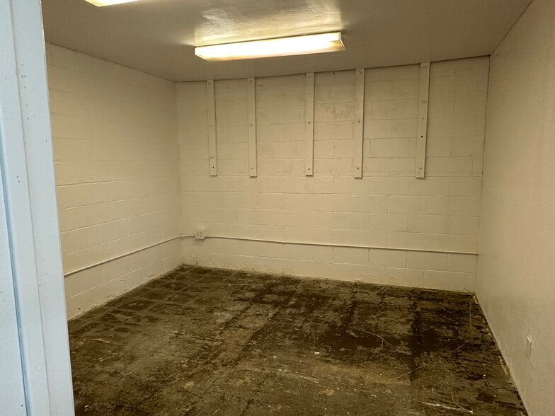 More Photos Of 9340 Corbin Ave, Northridge Warehouse For Lease