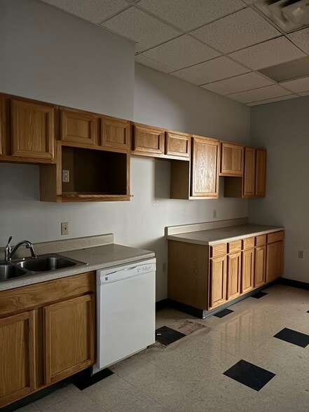 More Photos Of 10427 Cogdill Rd, Knoxville Light Distribution For Lease