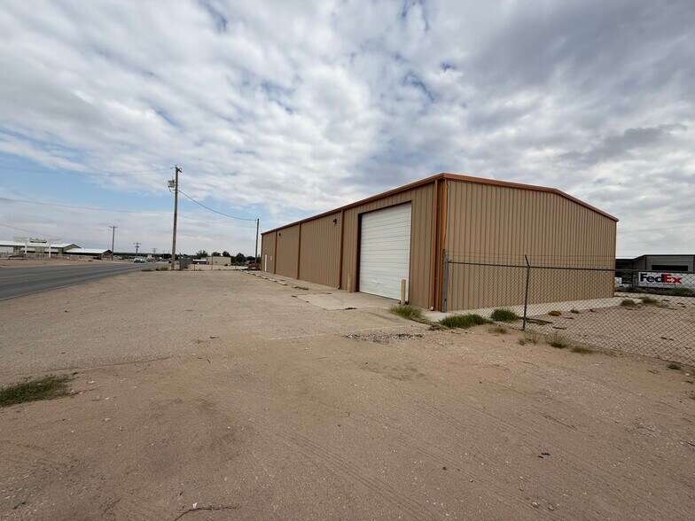More Photos Of 2916 Boyd Dr, Carlsbad Warehouse For Lease