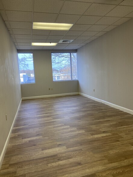 More Photos Of 610 Middle Country Rd, Saint James Auto Repair For Lease