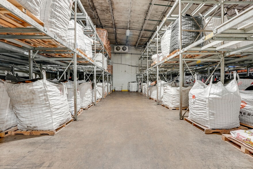 More Photos Of 400 Great Lakes Pky, Bellevue Warehouse For Sale
