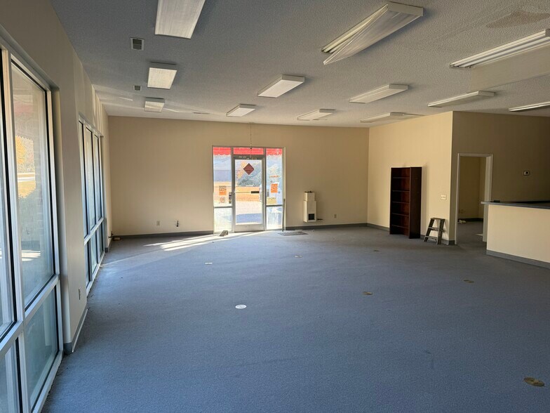 More Photos Of 1220 East Blvd, Chesterfield Showroom For Lease