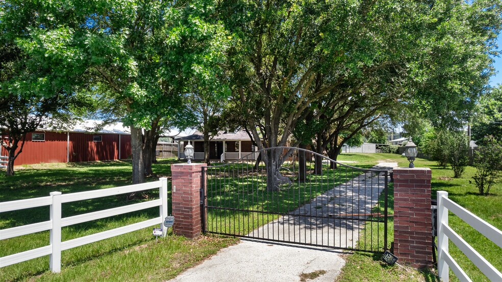 More Photos Of 20240 Cypress Rosehill Rd, Tomball Office Residential For Lease